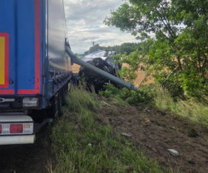 Wjechał Fordem pod ciężarówkę i uderzył w Skodę. 20-latka zabrał śmigłowiec. Tragiczny finał
