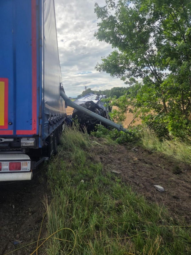 Wjechał Fordem pod ciężarówkę i uderzył w Skodę. 20-latka zabrał śmigłowiec. Tragiczny finał