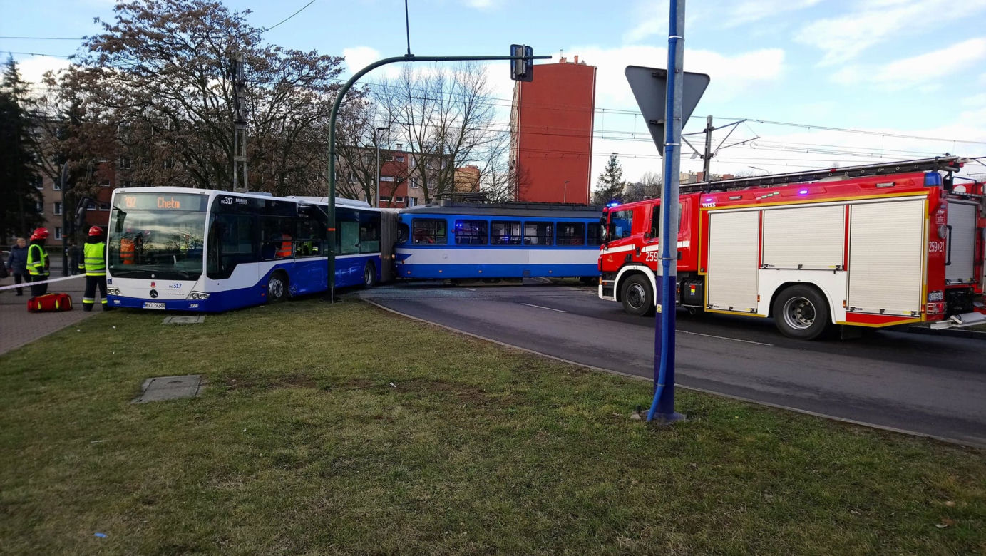 Dramatyczny wypadek w Krakowie. Tramwaj zderzył się z autobusem, są ranni