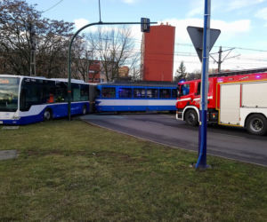 Dramatyczny wypadek w Krakowie. Tramwaj zderzył się z autobusem, są ranni