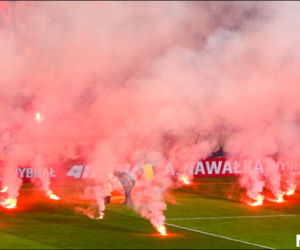 Chorzów: Zadyma na stadionie Ruchu. Kibole odpalili race i wdarli się na murawę [GALERIA]