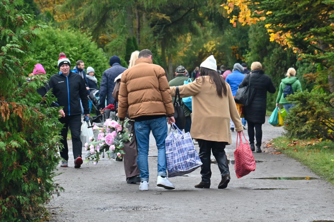 Porządki na Cmentarzu Centralnym w Szczecinie