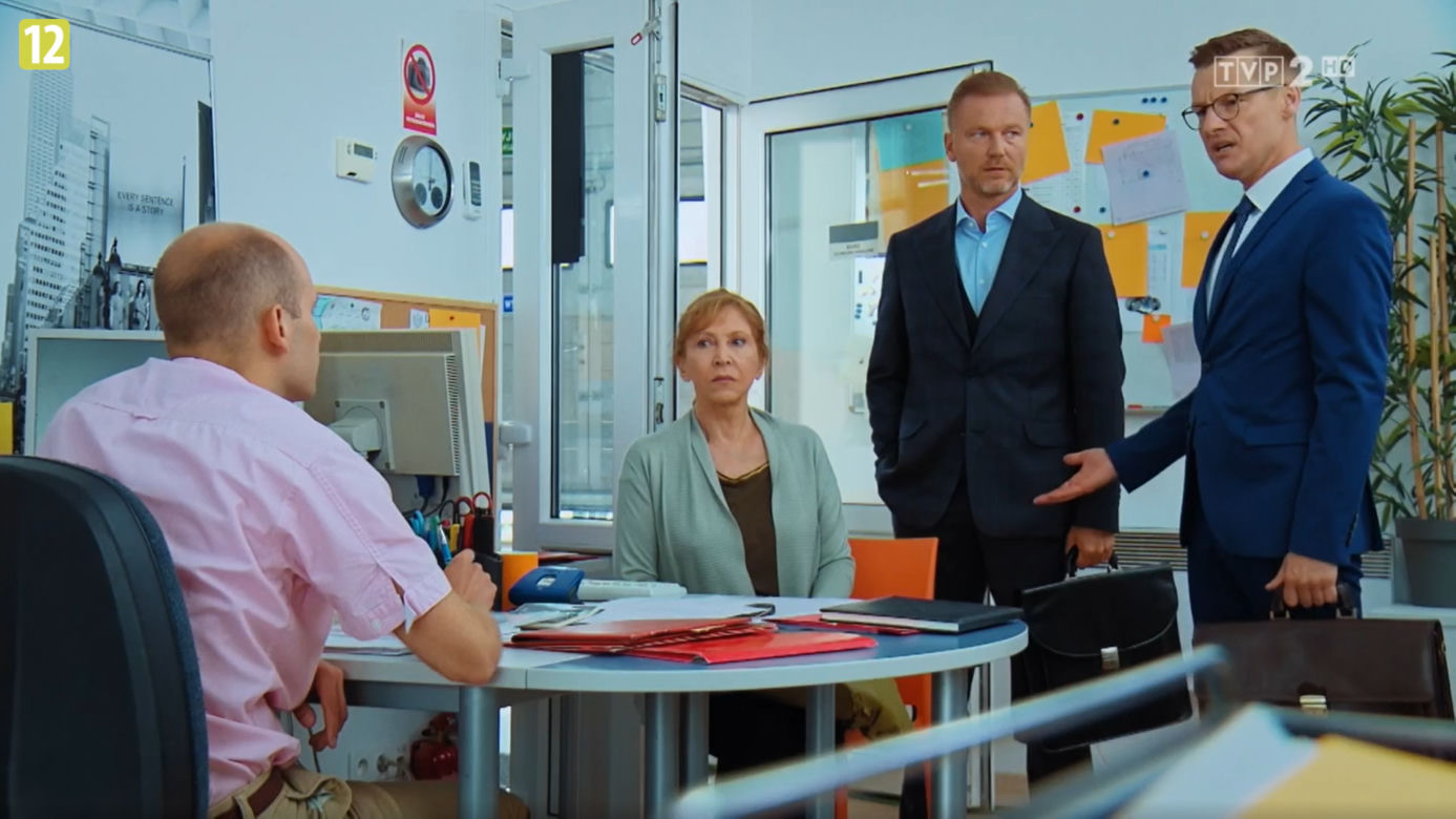 M jak miłość, odcinek 1624: Piotrek (Marcin Mroczek), Andrzej Budzyński (Krystian Wieczorek), Renia (Monika Niemczyk), Pracownik (Grzegorz Grochowski)