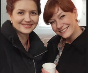 Stulecie Winnych 4 sezon na planie. Mania (Magdalena Walach), Ania (Urszula Grabowska)