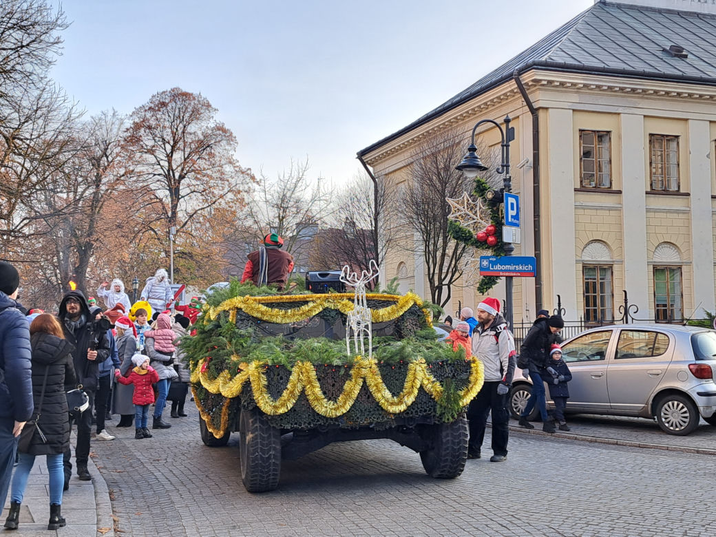 Parada Św. Mikołaja w Rzeszowie. Tłumy dzieci na spotkaniu ze Świętym na Rynku