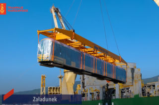Nowe tramwaje dla Warszawy już płyną do Polski. Tak wyglądają od środka [ZDJĘCIA]
