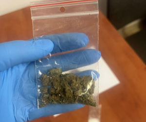 Musieli użyć pałki i wybić szybę w aucie. Niecodzienny przebieg policyjnej interwencji w powiecie rawickim