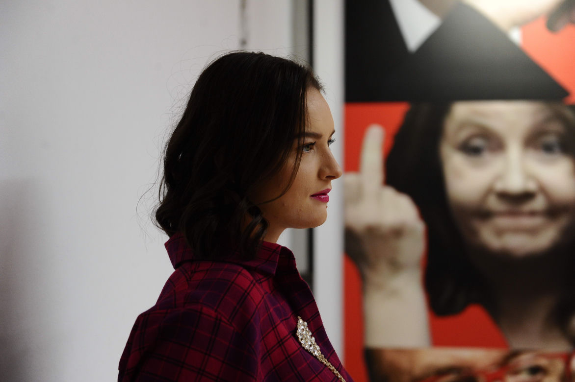  Przyłapaliśmy Grocholę, gdy robiła to na kontrowersyjnym wernisażu. Zdjęcia mówią wszystko