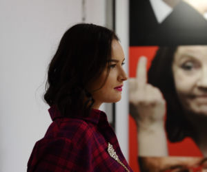  Przyłapaliśmy Grocholę, gdy robiła to na kontrowersyjnym wernisażu. Zdjęcia mówią wszystko