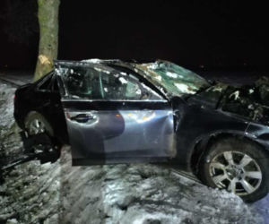 Audi dachowało w przydrożnym polu. Pięcioro nastolatków w szpitalu