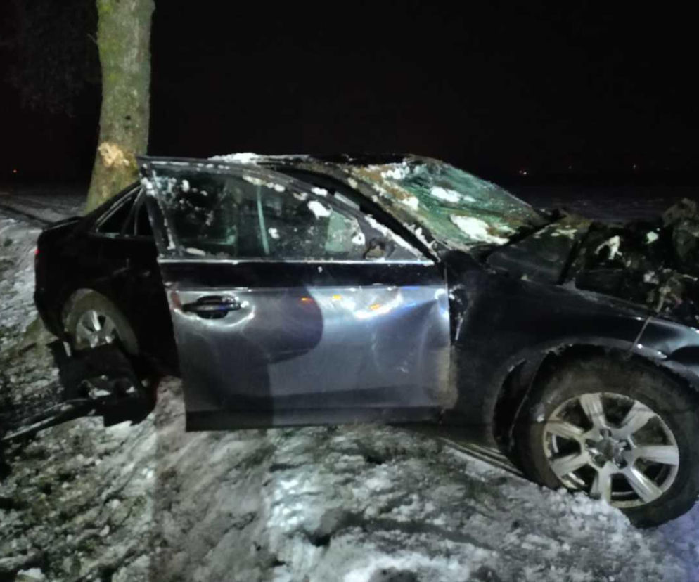 Audi dachowało w przydrożnym polu. Pięcioro nastolatków w szpitalu