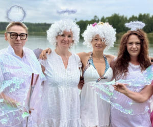 Anielskie skrzydła nad zalewem Piachy. Morsujące Wiedźmy Świętokrzyskie w wyjątkowej akcji o świcie!