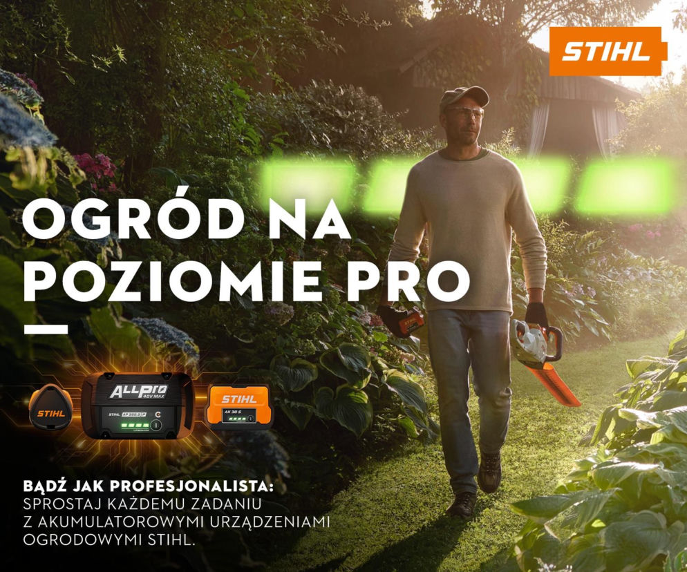 Mężczyzna z nożycami do żywopłotu idzie przez ogród. Obok miniatury akumulatorów STIHL ALLPRO, o których pisze Muratordom.