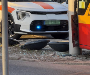 Półtoraroczny chłopiec ranny po wypadku autobusu który uderzył w słup