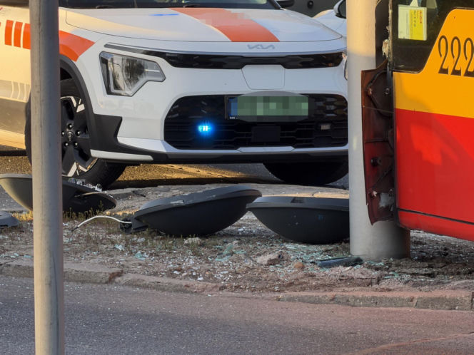 Miejski autobus uderzył w słup. Półtoraroczne dziecko trafiło do szpitala