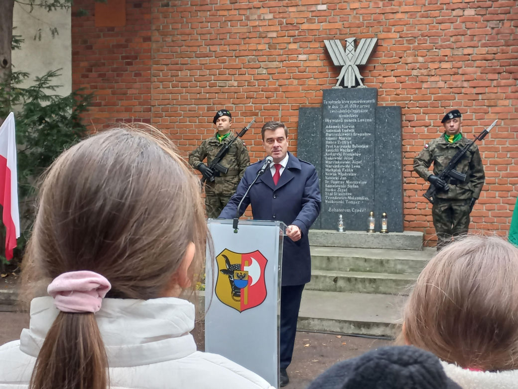 Zapalono znicze dla rozstrzelanych mieszkańców Leszna. W rocznicę tragicznych wydarzeń [ZDJĘCIA]