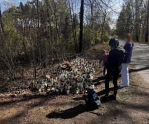 Morze zniczy w miejscu wypadku posła Łukasza Litewki