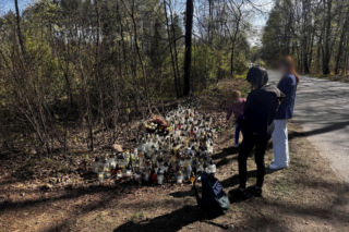 Morze zniczy w miejscu wypadku posła Łukasza Litewki
