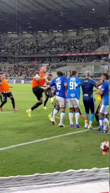 Burdy na meczu Cruzeiro - Atletico Mineiro