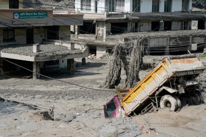 Horror w Nepalu. Odnaleziono zwłoki 270 osób. 1300 zaginionych!