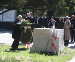 Jarosław Kaczyński na cmentarzu nie był sam. Pewna kobieta nie odstępowała go na krok