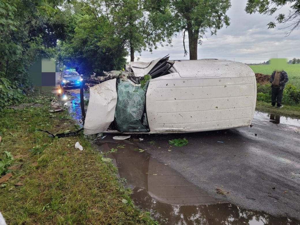 Potworny wypadek pod Wyszkowem. Rąbnął busem w drzewo. Z auta aż wypadł silnik!
