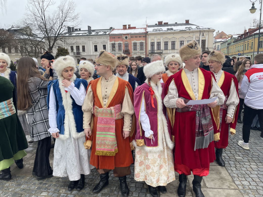 Maturzyści zatańczyli na Rynku poloneza