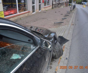 Tarnów. Pijany kierowca ściął słupki na ul. Mickiewicza. Policja odwiedziła go w domu