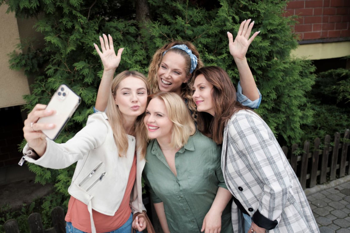 Przyjaciółki sezon 16: Anka (Magdalena Stużyńska), Inga (Małgorzata Socha), Patrycja (Joanna Liszowska), Zuza (Anita Sokołowska) 