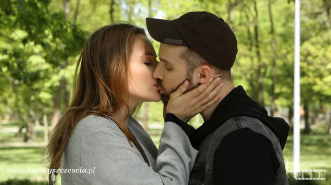 Barwy szczęścia odc. 1362. Agnieszka Walczak (Anna Dereszowska), Adam Jakubik (Bartosz Porczyk)