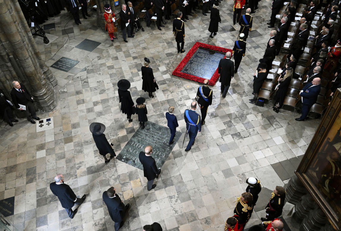 Łzy poddanych i trumna zmierzająca do Westminsteru
