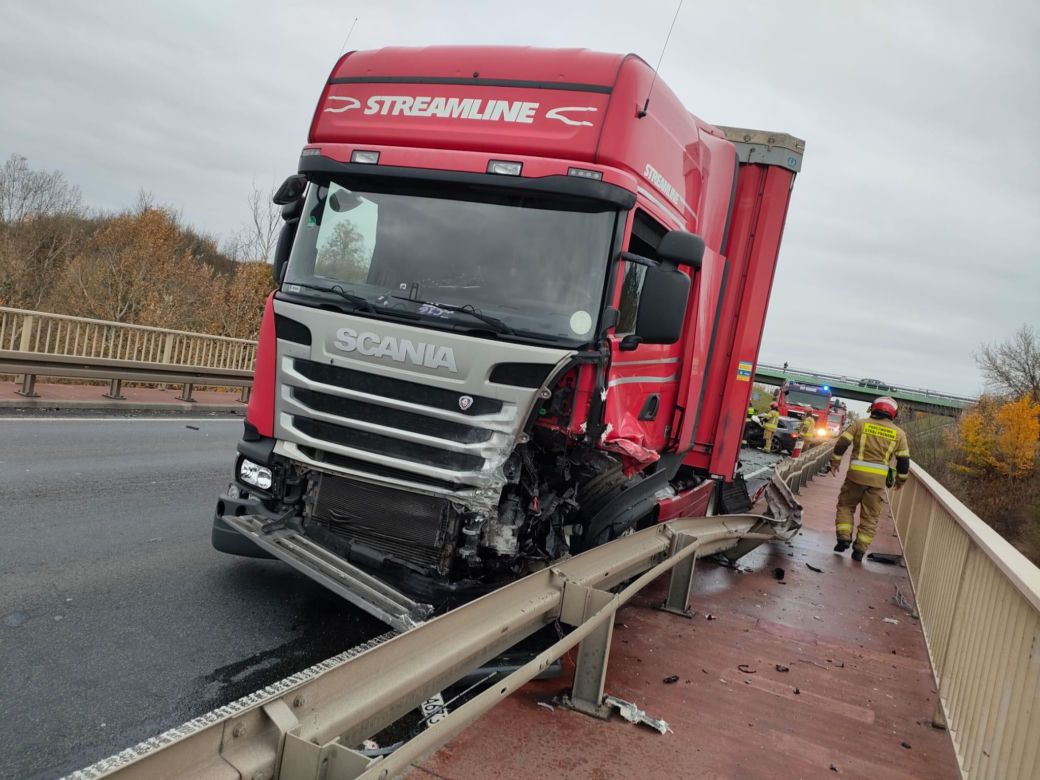 Wyszogród: Tragiczny wypadek na moście. Audi zmiażdżone przez Scanię. Kierowca nie miał szans