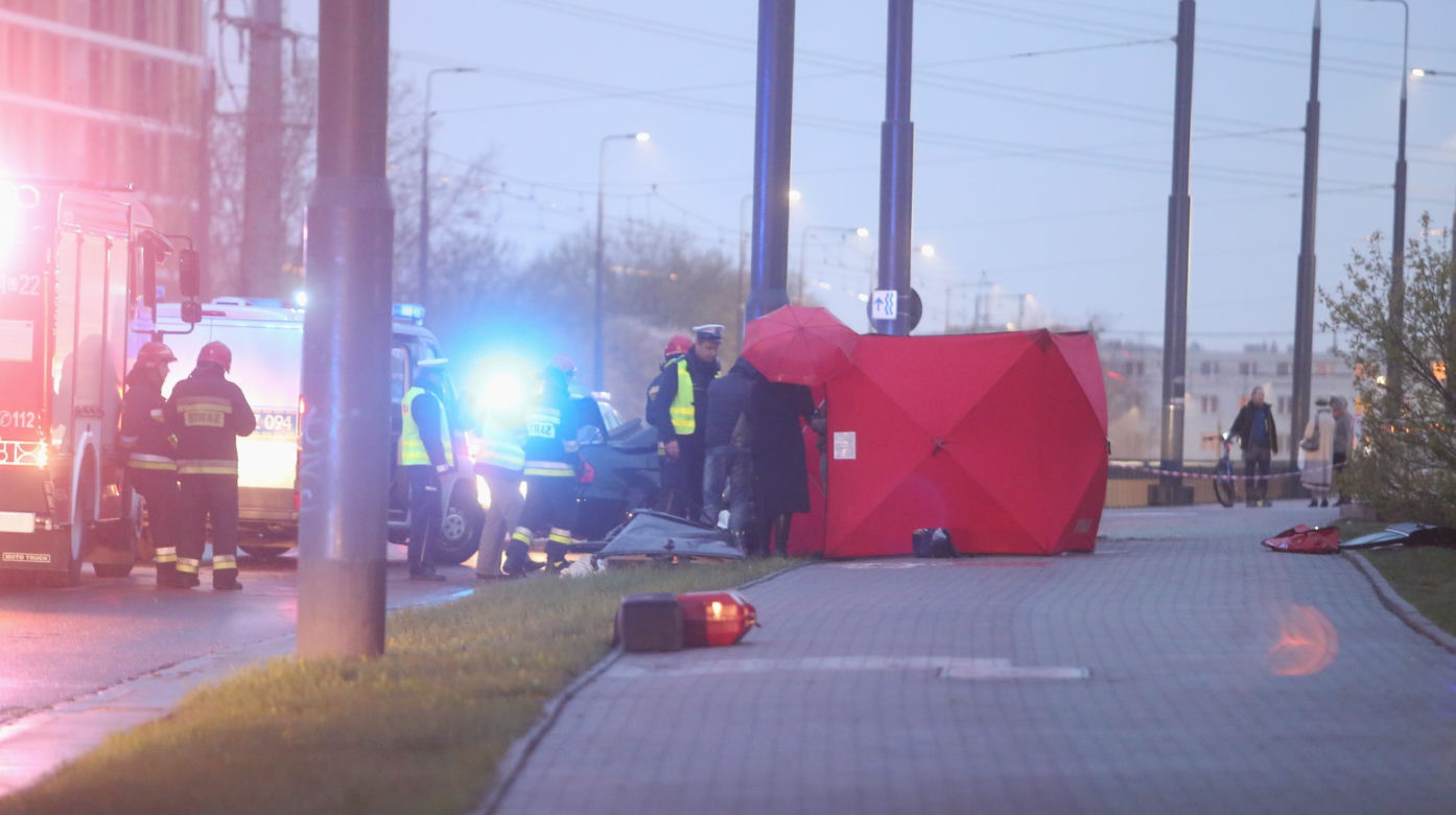 Kobieta w BMW rozbiła się na słupie