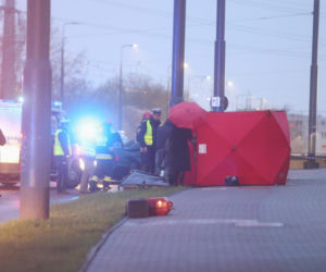 Kobieta w BMW rozbiła się na słupie