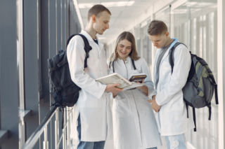 To jeden z najbardziej obleganych kierunków studiów. Płacą za niego ponad 70 tys. zł
