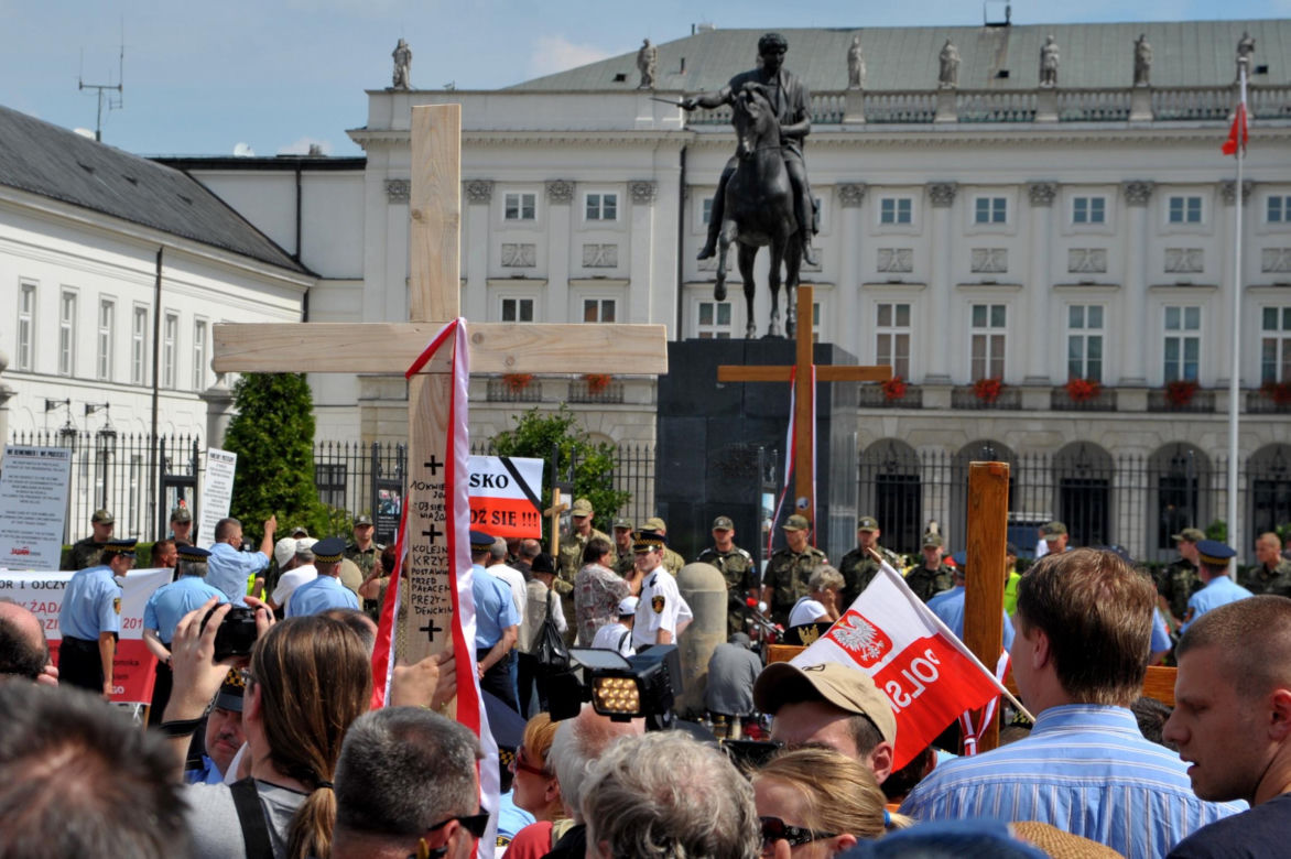 15. rocznica katastrofy smoleńskiej. Burzliwa historia krzyża sprzed Pałacu Prezydenckiego
