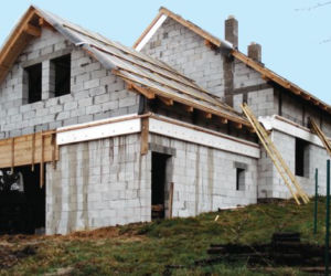 Dom na zboczu. Historia budowy według projektu Muratora C110 Dom za rogiem