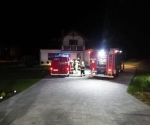 Zabrzeż. W domu zapaliła się kotłownia. Mieszkańcy musieli uciekać przed ogniem na balkon