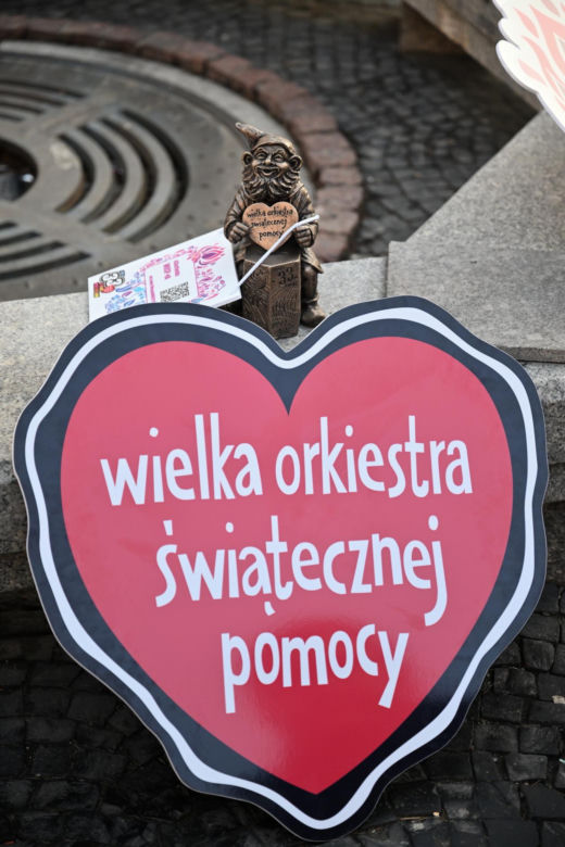Wrocław. Wiceprezydent miasta Renata Granowska odsłania nowego krasnala - WOŚPKA
