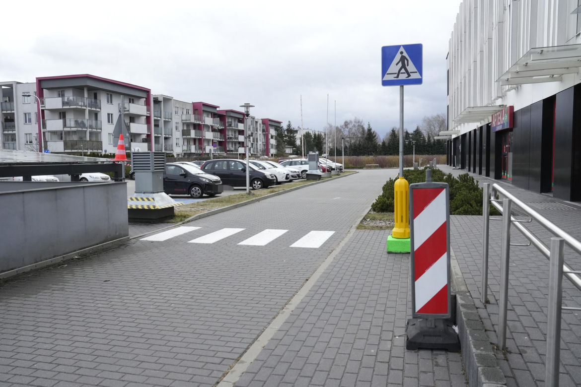 Autobus już może zakręcić. Koniec groteski przed przychodnią na Bemowie