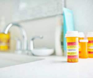 Wyrzuć to z łazienki. Większość Polaków popełnia ten błąd, niszcząc swoje leki w kilka dni