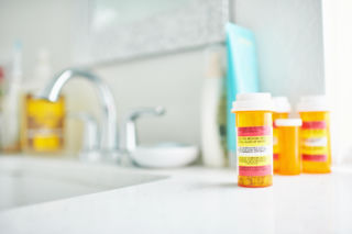 Wyrzuć to z łazienki. Większość Polaków popełnia ten błąd, niszcząc swoje leki w kilka dni