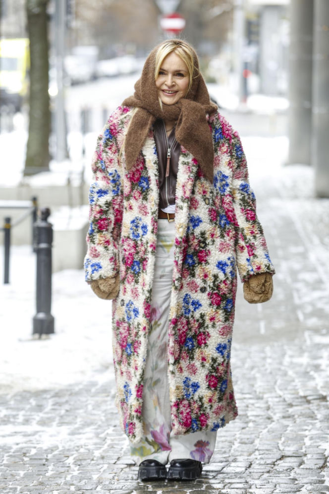 Monika Olejnik jak "babooshka" pod studiem TVN! Kwiaty, chusta i… plakat Warhola za fortunę