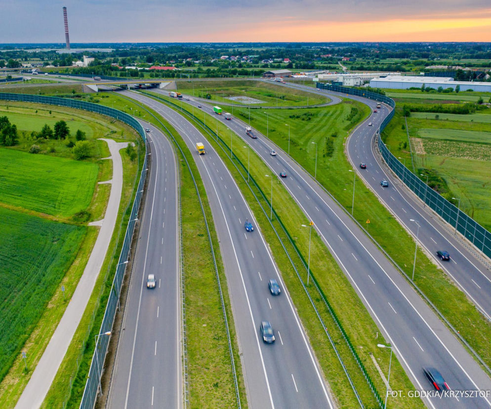 Widok z góry na autostradę A2 z pasem zieleni. O planach dobudowania pasów ruchu przeczytasz w serwisie Architektura.