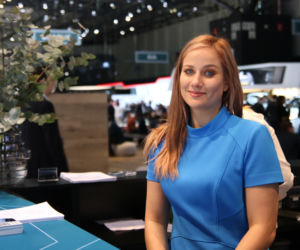 Piękne hostessy na targach w Genewie