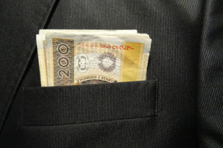 Jest właścicielem 200-metrowego domu, a nie ma na fryzjera. Młoda klasa średnia czuje się oszukana