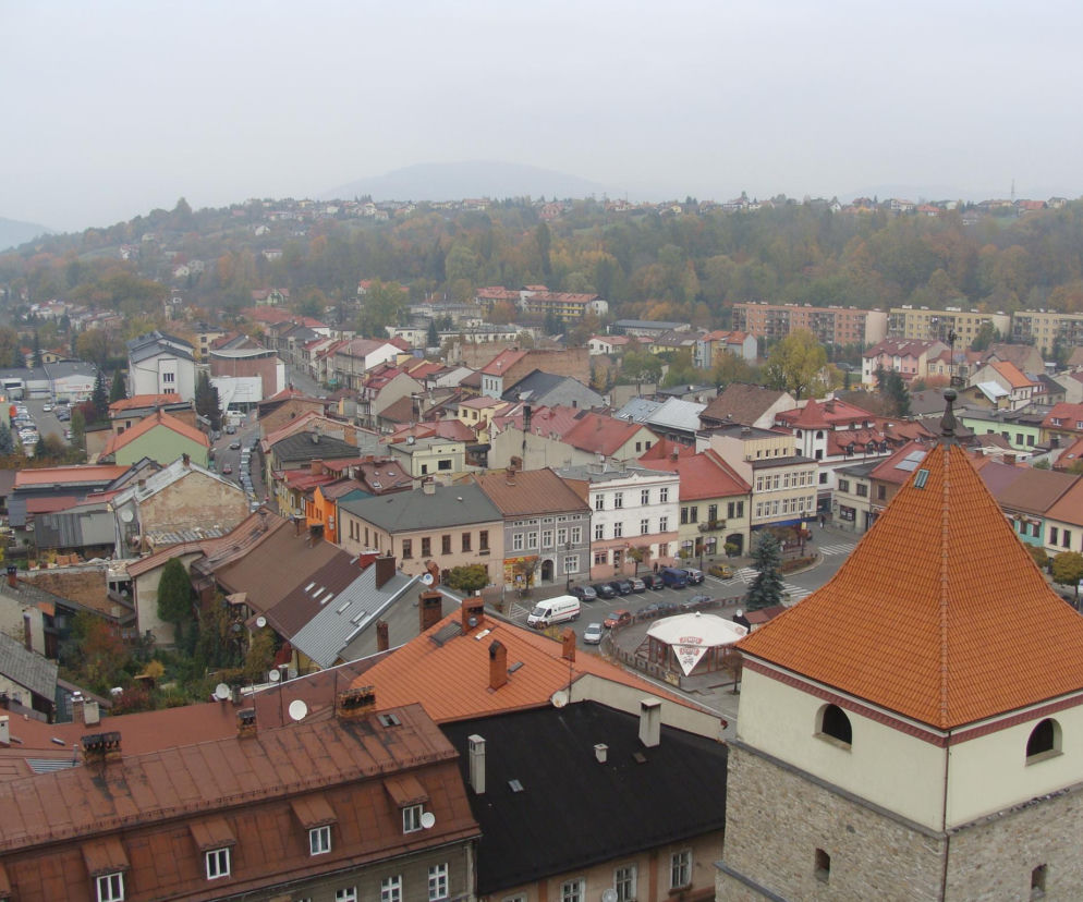 Panorama Żywca z lotu ptaka. W tle widać góry, lasy i zabudowania. O historii miasta przeczytasz na Eska Śląskie.