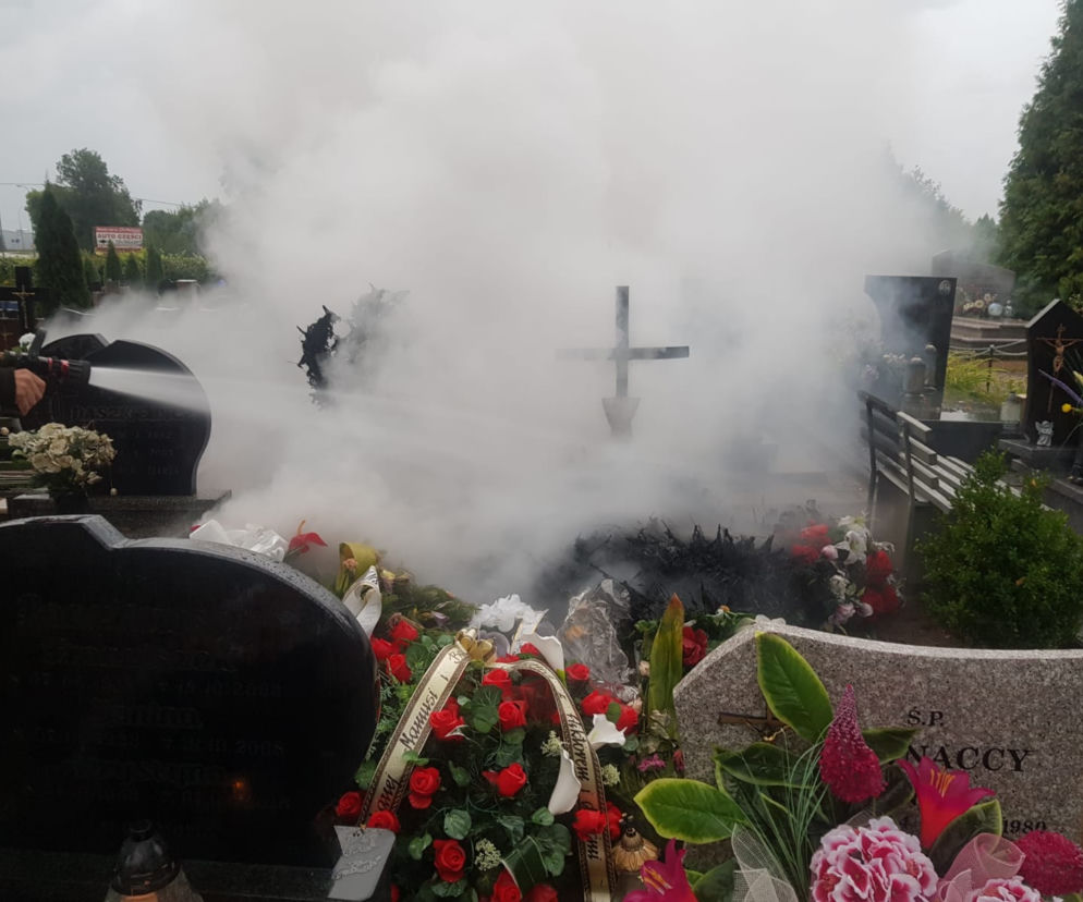 Niecodzienny pożar pod Olsztynem. Kwiaty i wieńce stanęły w płomieniach! [ZDJĘCIA]