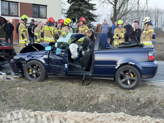 Huk w spokojnej wsi. Doszło do wypadku, jedna osoba w szpitalu