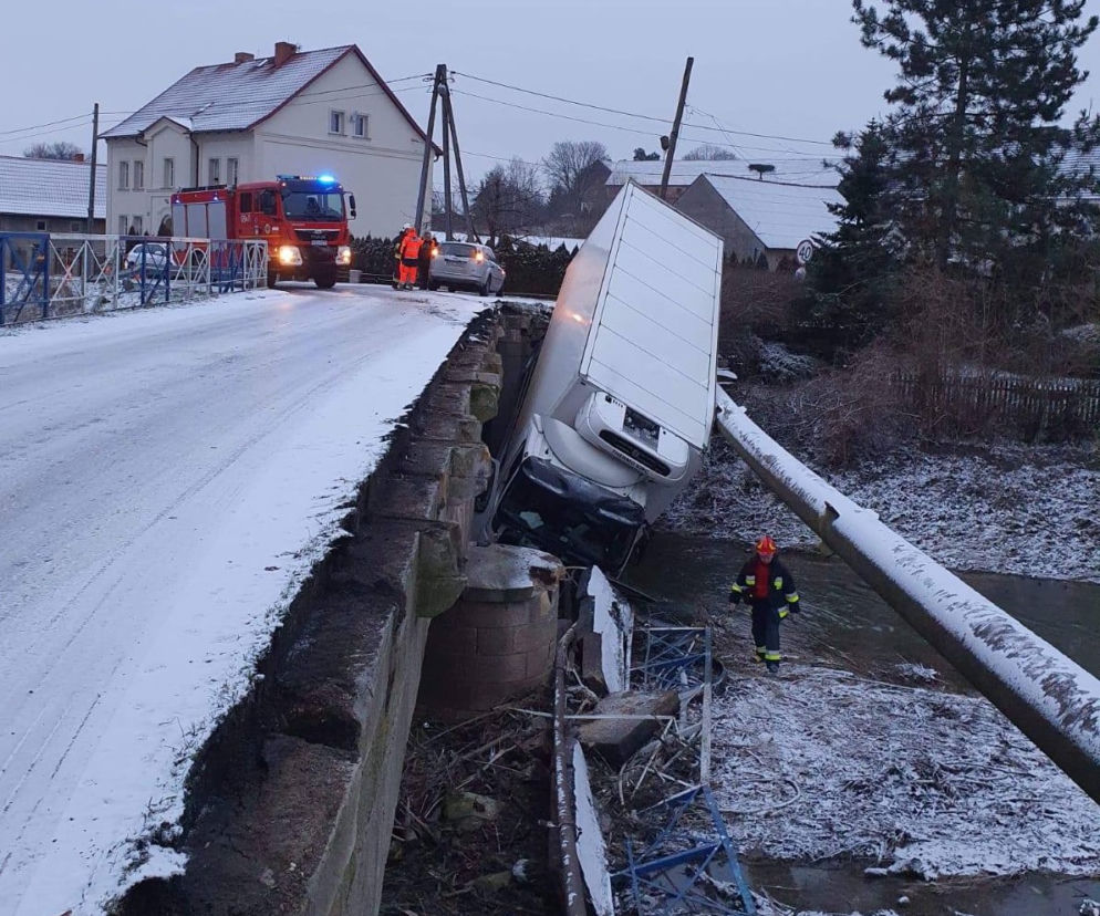TIR wpadł do rzeki w Zagrodnie i uszkodził WODOCIĄG. Mieszkańcy odcięci od wody